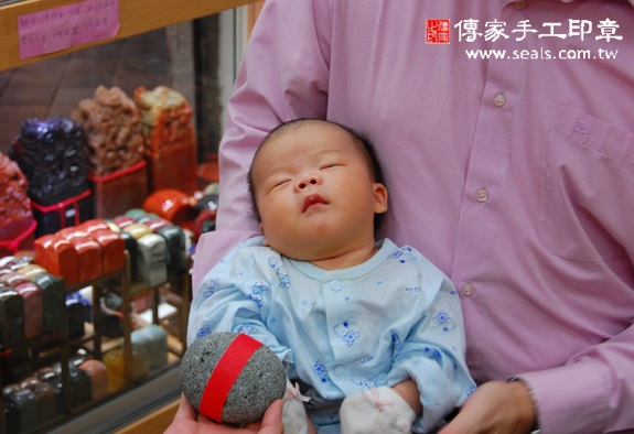 吳寶寶(新北永和區到府嬰兒寶寶滿月剃頭理髮、免費到府嬰兒剃胎毛儀式吉祥話)。到府剃頭剃胎毛主持、專業拍照、DVD光碟、證書。★購買「臍帶章、肚臍章、胎毛筆刷印章」贈送：剃頭、收涎、抓周，三選一。2015.10.25 照片5